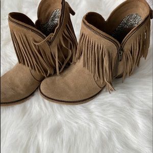 Excellent Used Condition Dingo Boots size 8